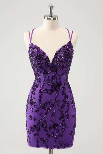 Vestido de fiesta corto con tirantes finos en color morado brillante y apliques
